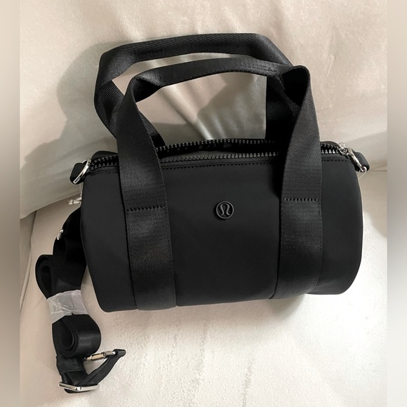 Lululemon NWT Knit Nylon Mini Barrel Duffle Crossbody Bag 5L Black - Picture 7 of 11